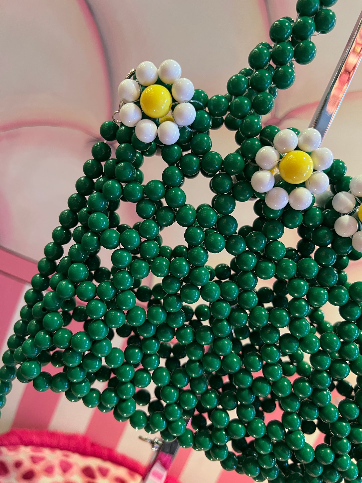 Borsa perle in resina verde con margherite bianche e gialle e tracolla