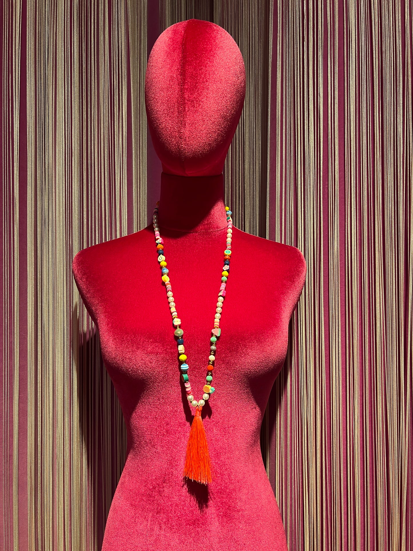 Collana lunga multicolor con nappina rosa e frutta