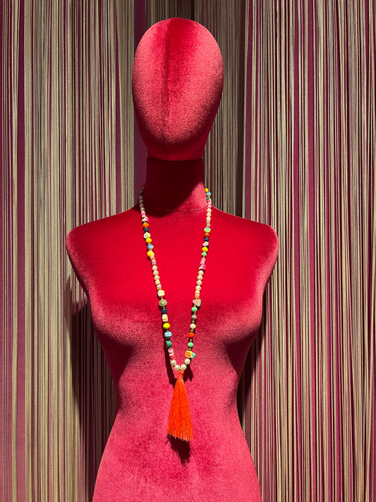Collana lunga multicolor con nappina rosa e frutta