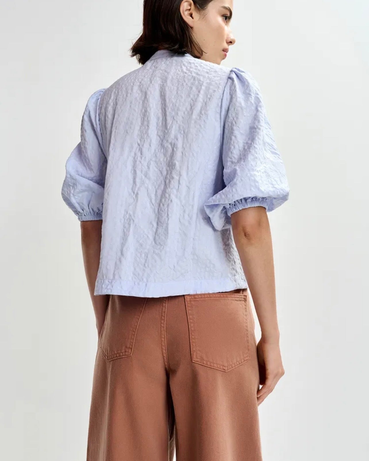 Essentiel antwerp -40% di sconto camicia azzurra manica a sbuffo con motivo floreale impreziosito da paillettes e perline