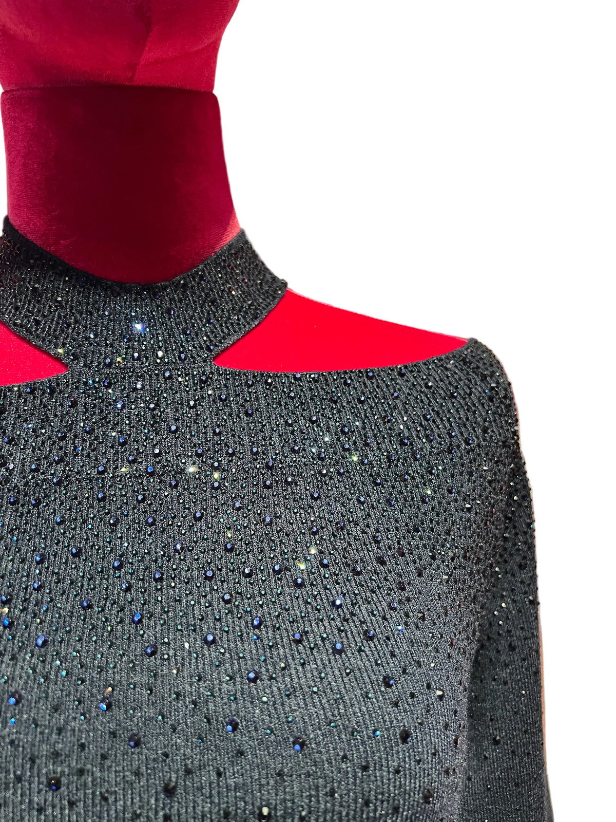 The room maglia blue con intreccio collo, oblo’ spalle scoperte con micro cristalli