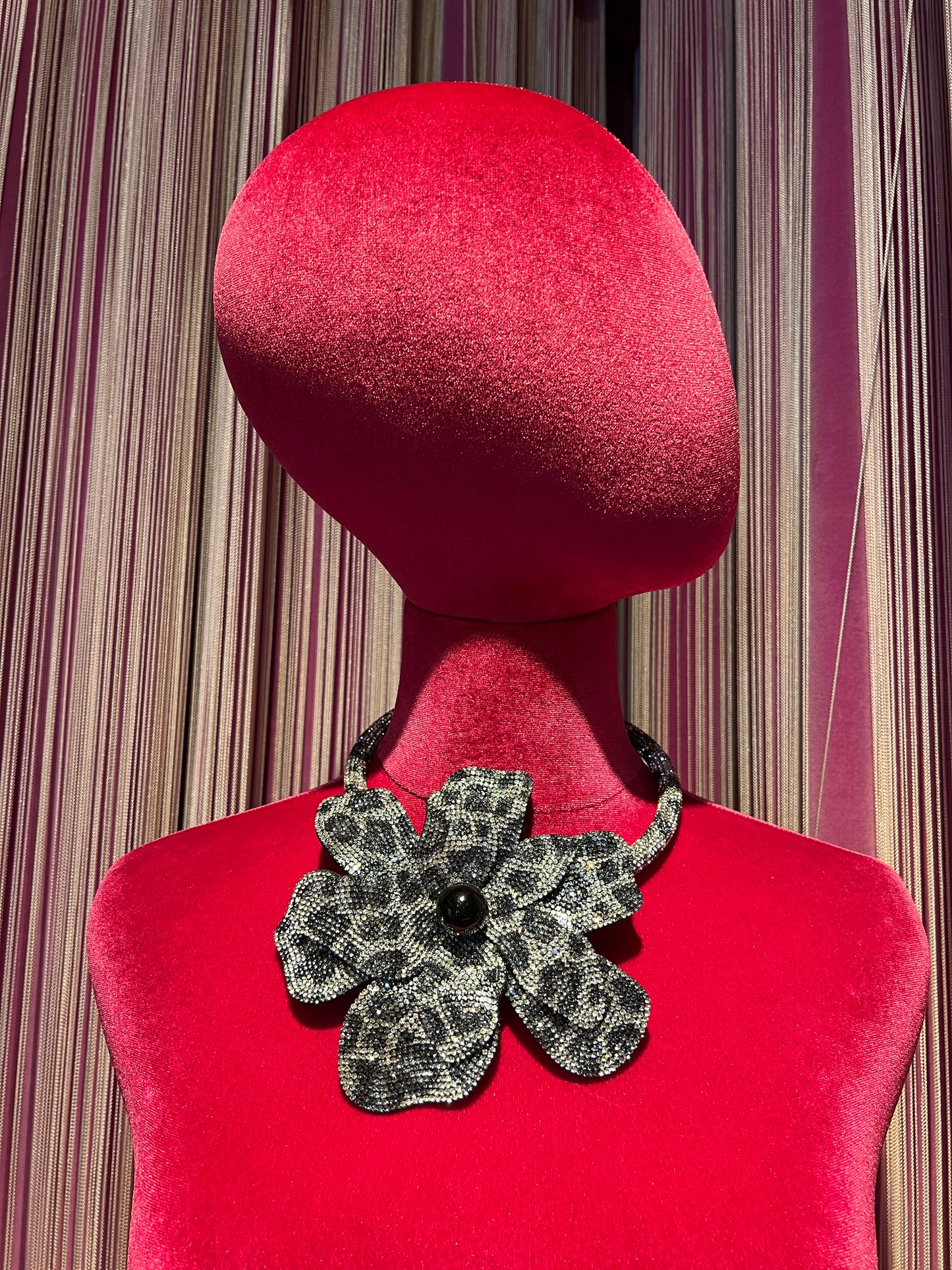 Choker con fiore grande di strass argento e nero