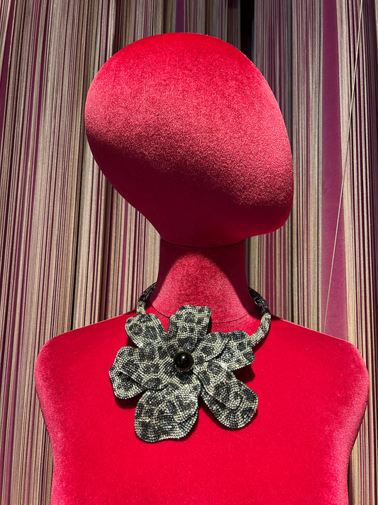 Choker con fiore grande di strass argento e nero