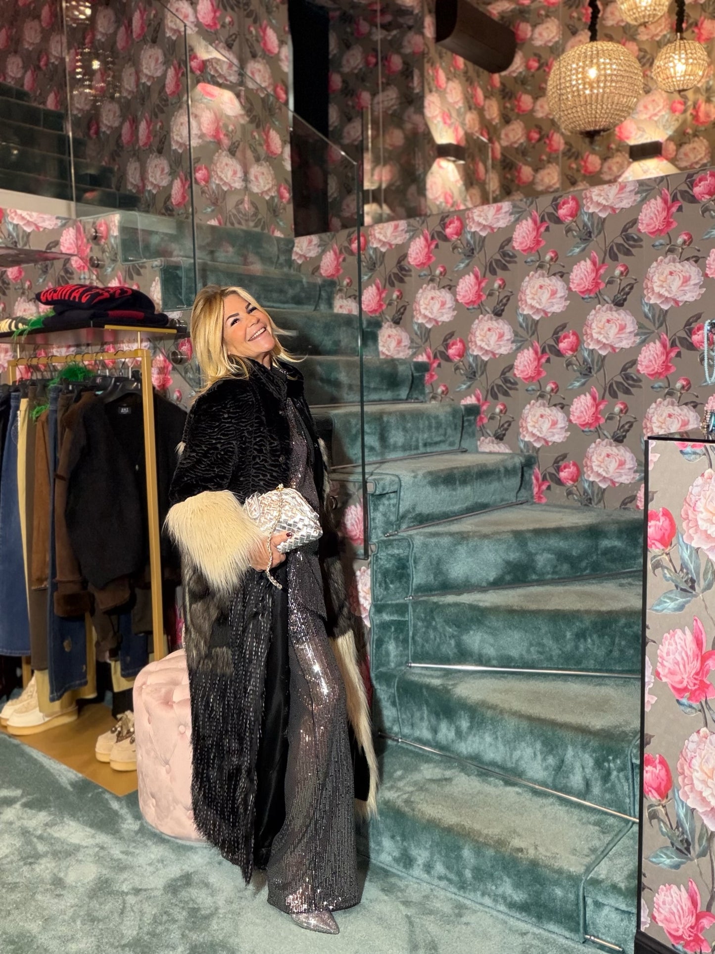 Uncommon cappotto lungo ecopelliccia astrakan nero panna