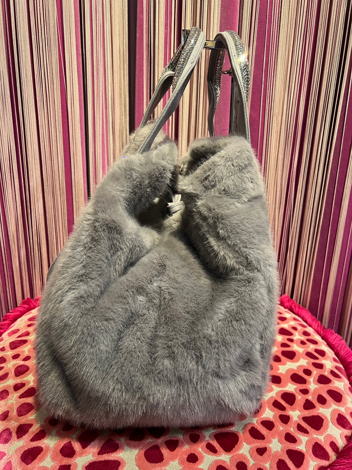 Borsa ecopelliccia grigio perla due manici con Swarovski e pochette