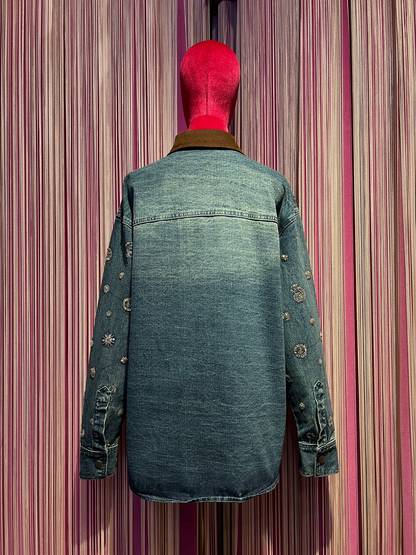 The room camicia jeans con ricami paillettes argento colletto cioccolato