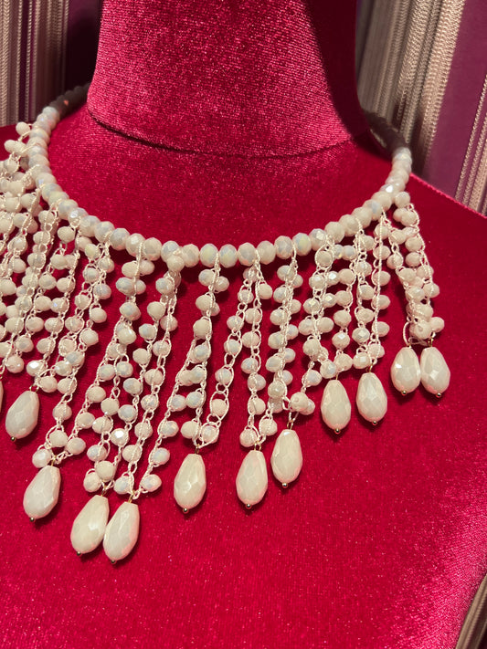 Collana girocollo bianco con pendenti