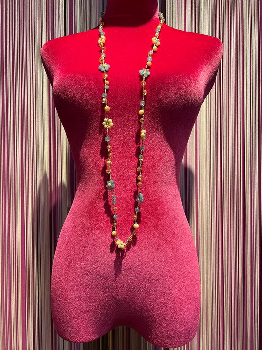 Collana perle vetro celeste polvere / nude con filo all’uncinetto