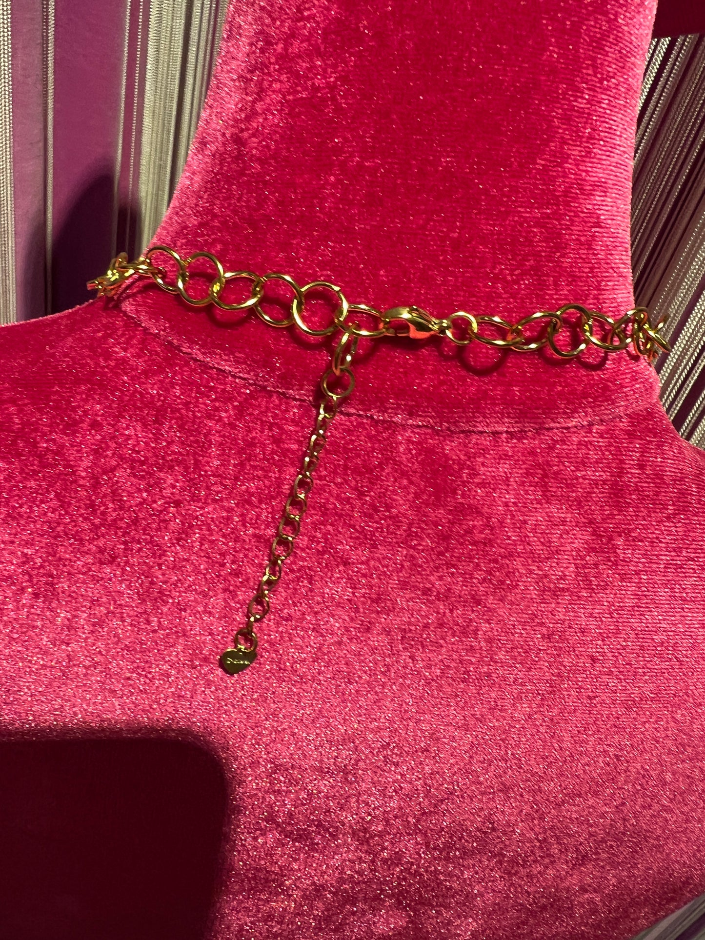 Collana girocollo dorata con ciondolo smaltato con disegno floreale e charms