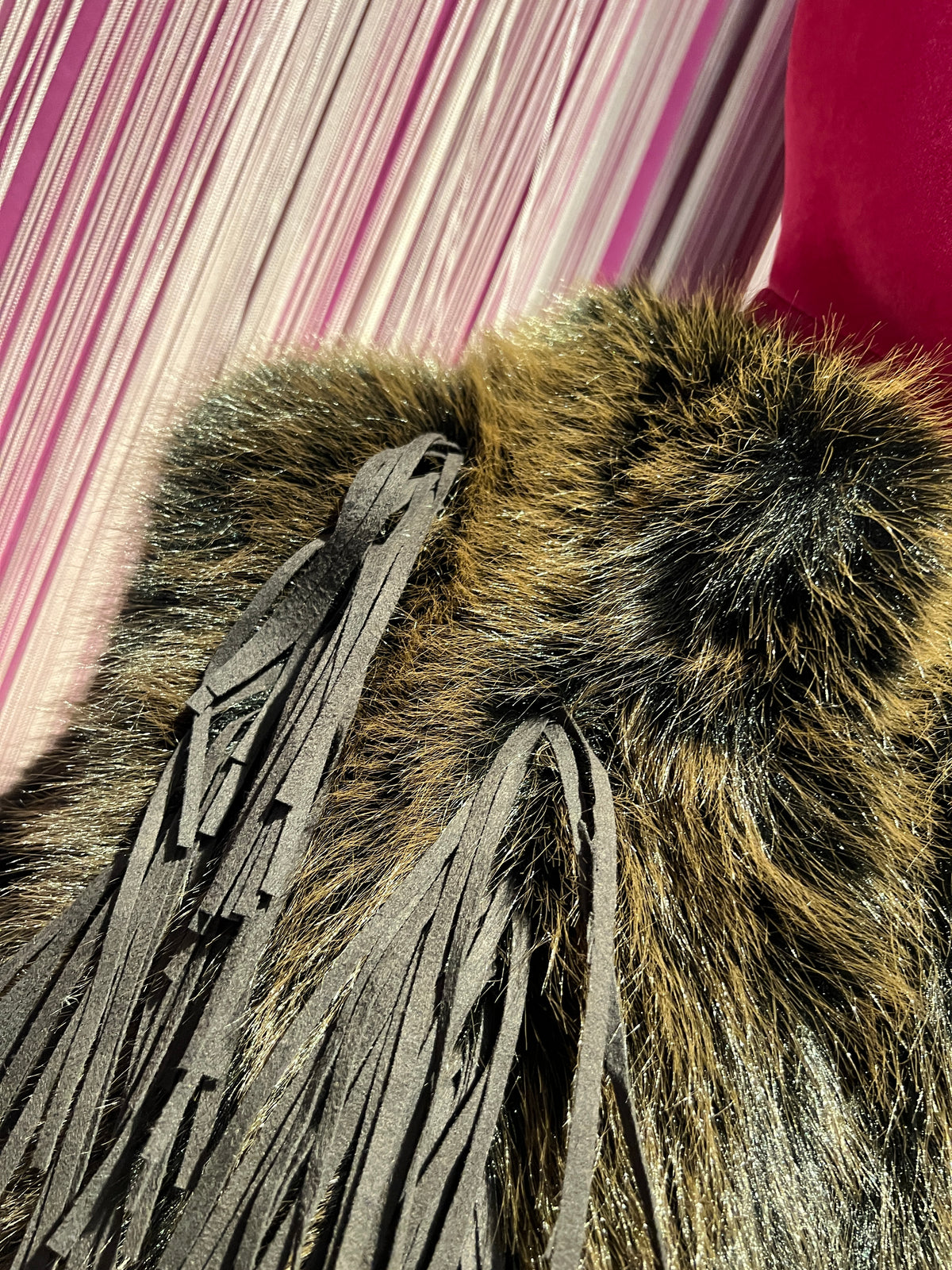 Uncommon gilet di simil pelliccia con frange marrone vestibilita’ over
