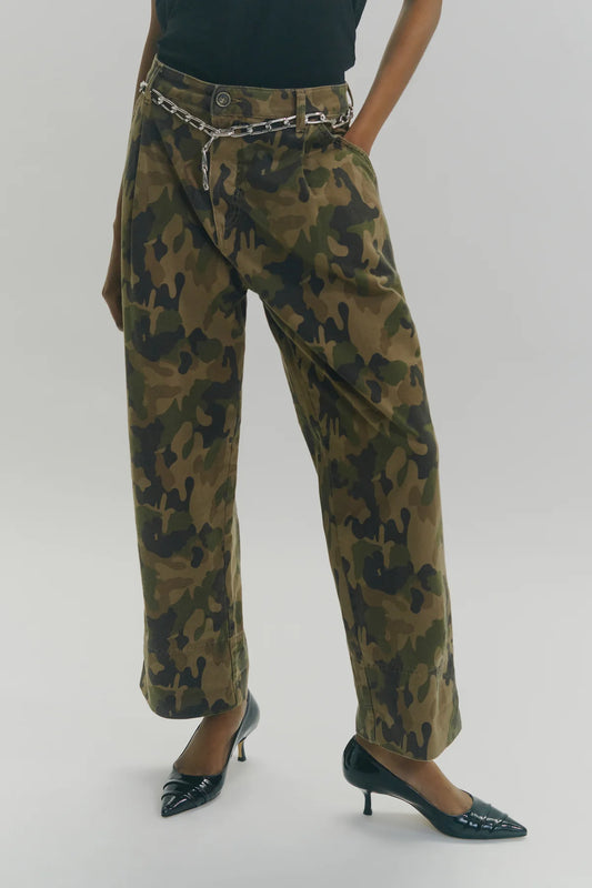 Circus Hotel pantalone in denim stampa camouflage , modello boyfriend con pinces sul davanti e cinta metallica argento