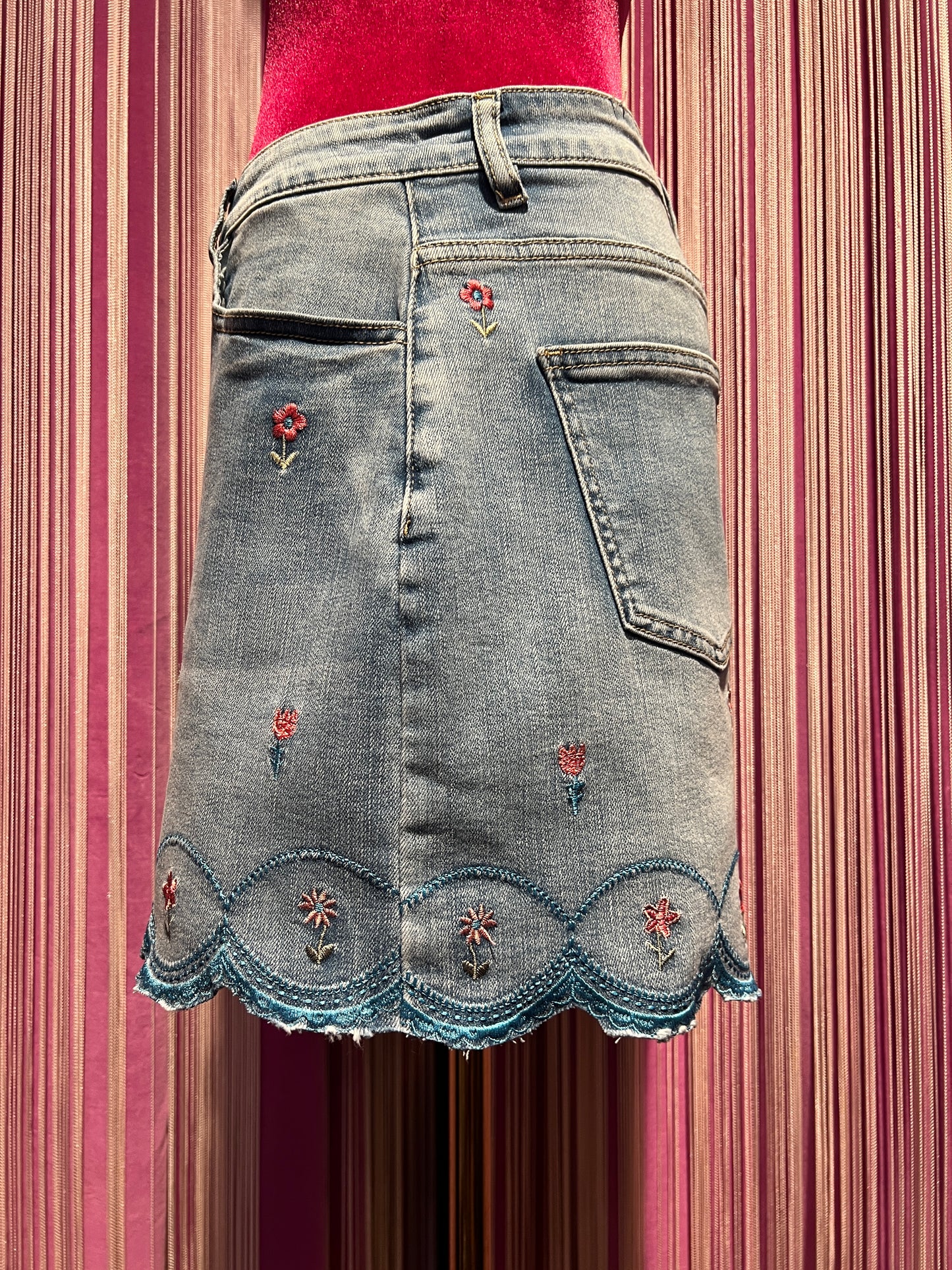 Mon amour Paris short in denim elasticizzato con fiori ricamati e orlo smerlato