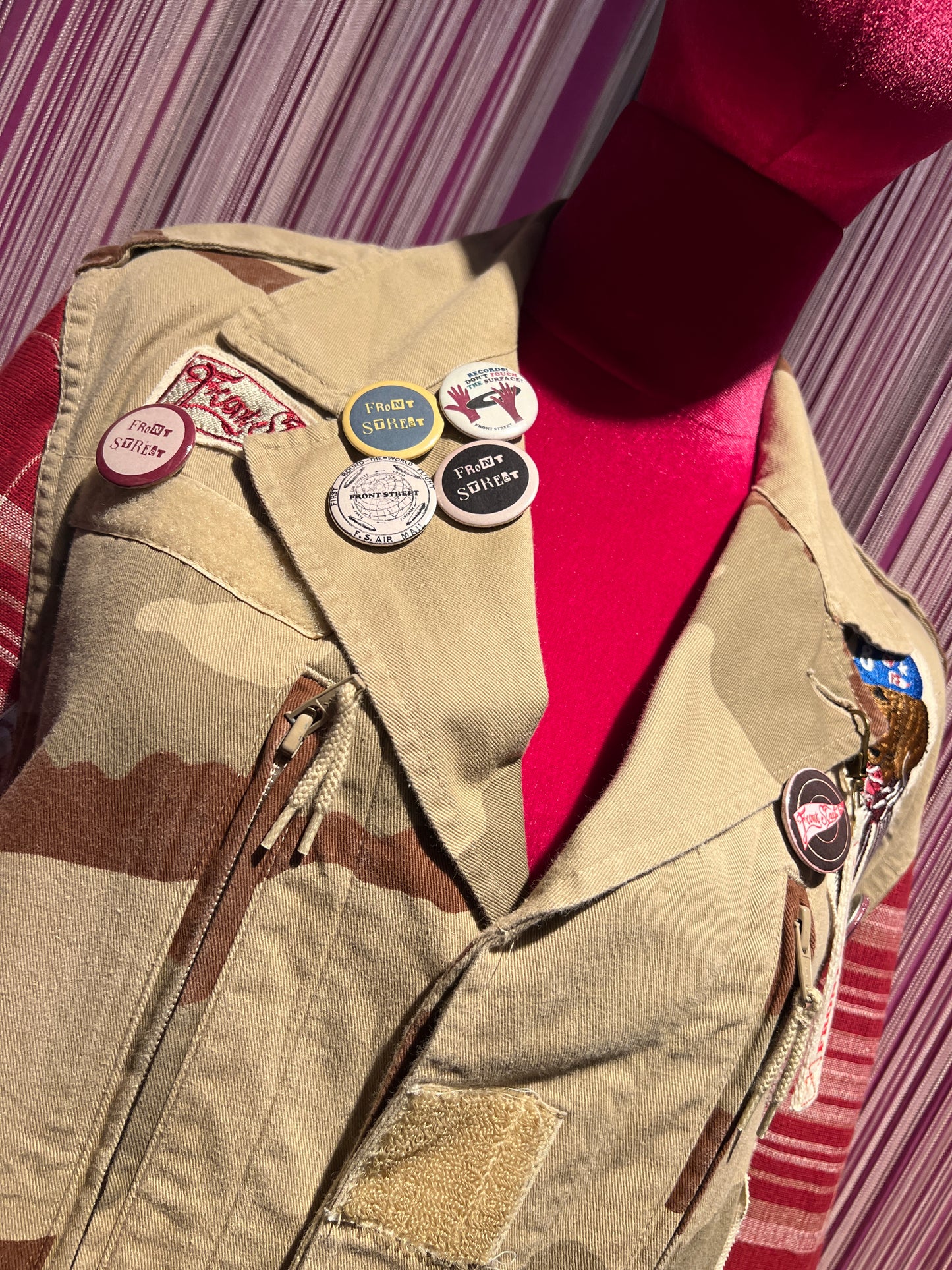 Front street -30% di sconto sahariana camouflage con maniche a contrasto , applicazioni patch di spille