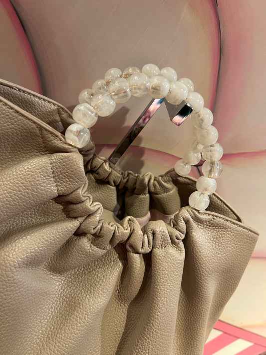 Borsa ecopelle taupe con tracolla e manici con perle resina