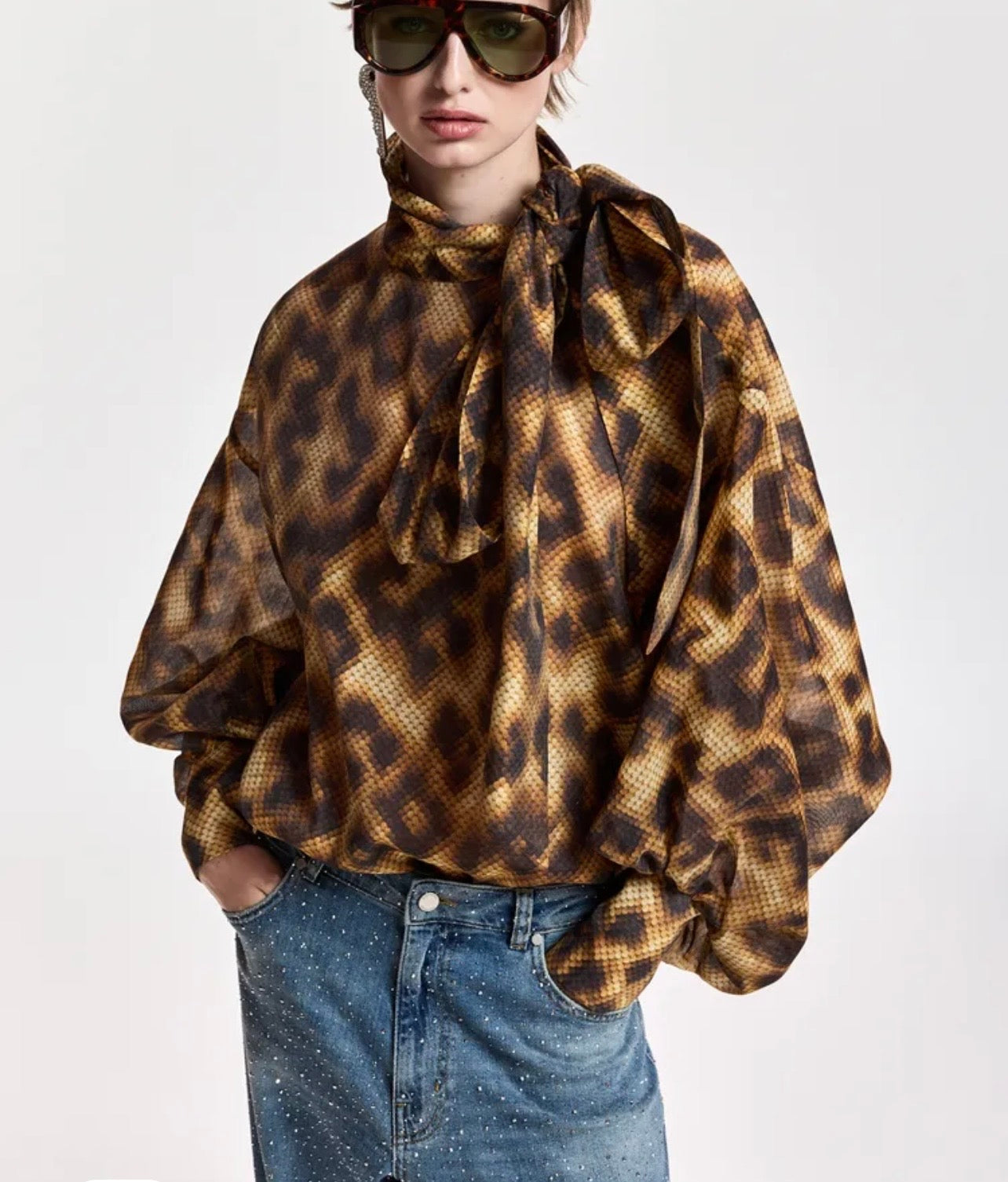 Essentiel antwerp camicia colletto con fiocco , manica a sbuffo, cerniera sui polsini fantasia effetto pitone beige e marrone