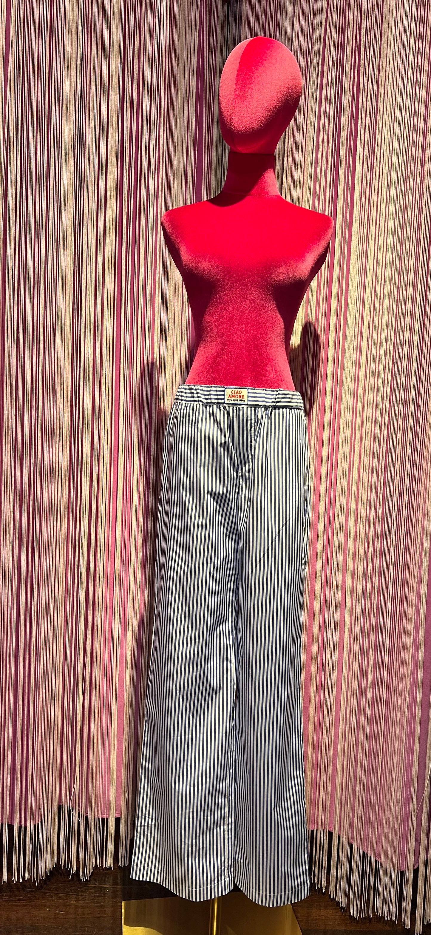 Giada Benincasa completo camicia a righe e pantalone con elastico e laccetto