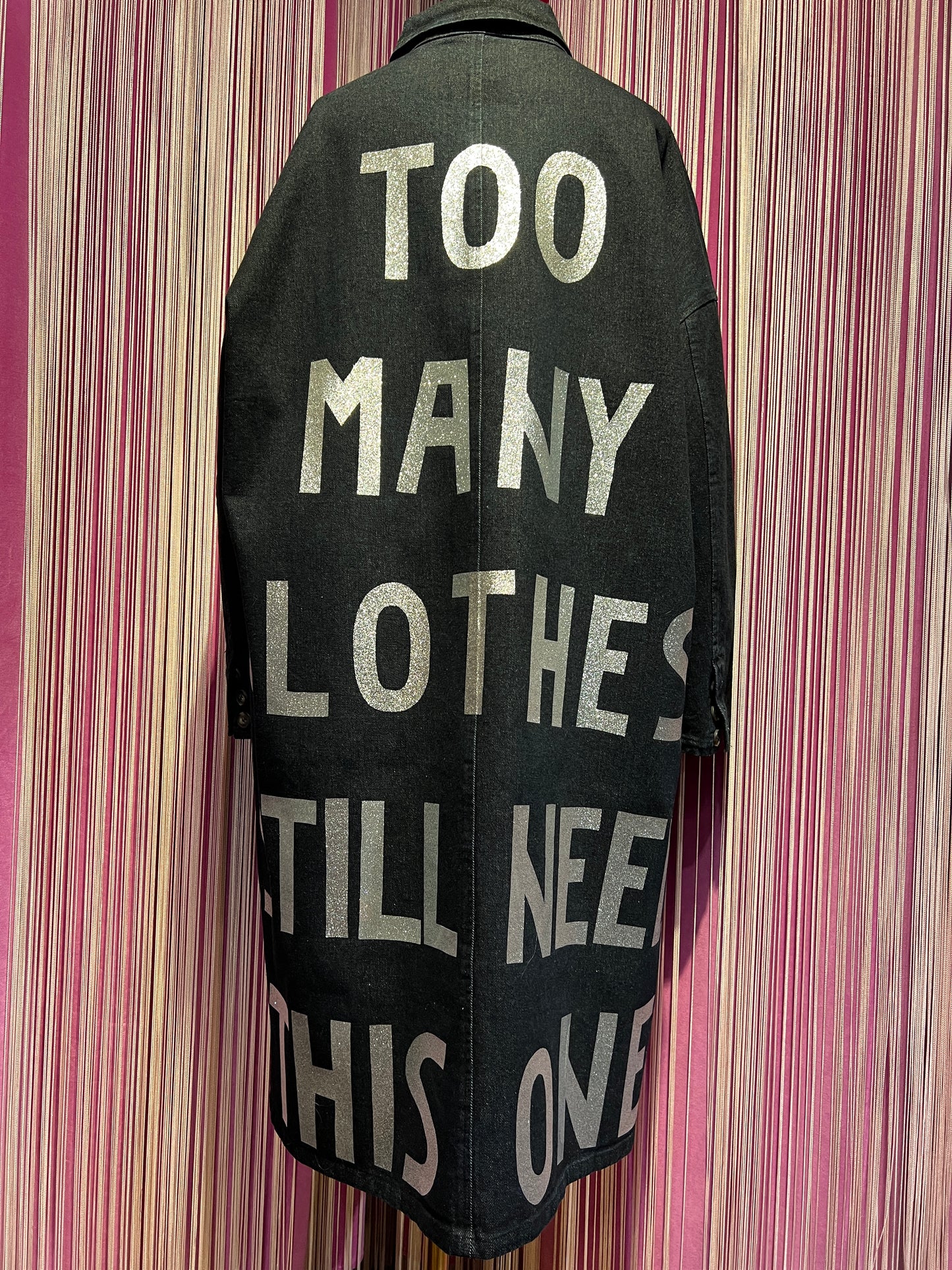 The room soprabito denim scuro vestibilita ‘ oversize con scritta glitter argento “ too many clothes still need this one “