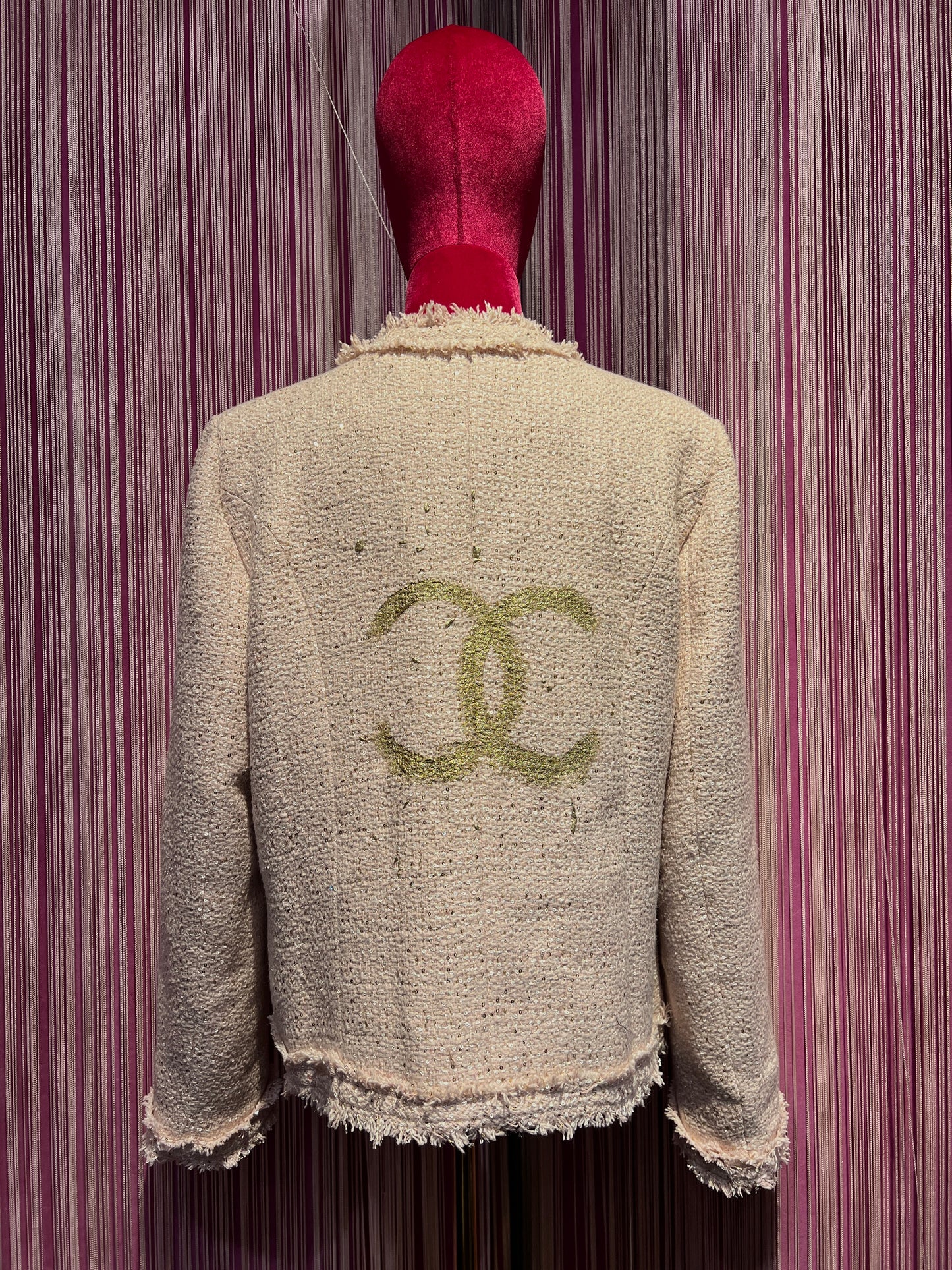 ABpink🩷 giacca in tweed boucle’ rosa con applicazioni spille e pon pon rosa