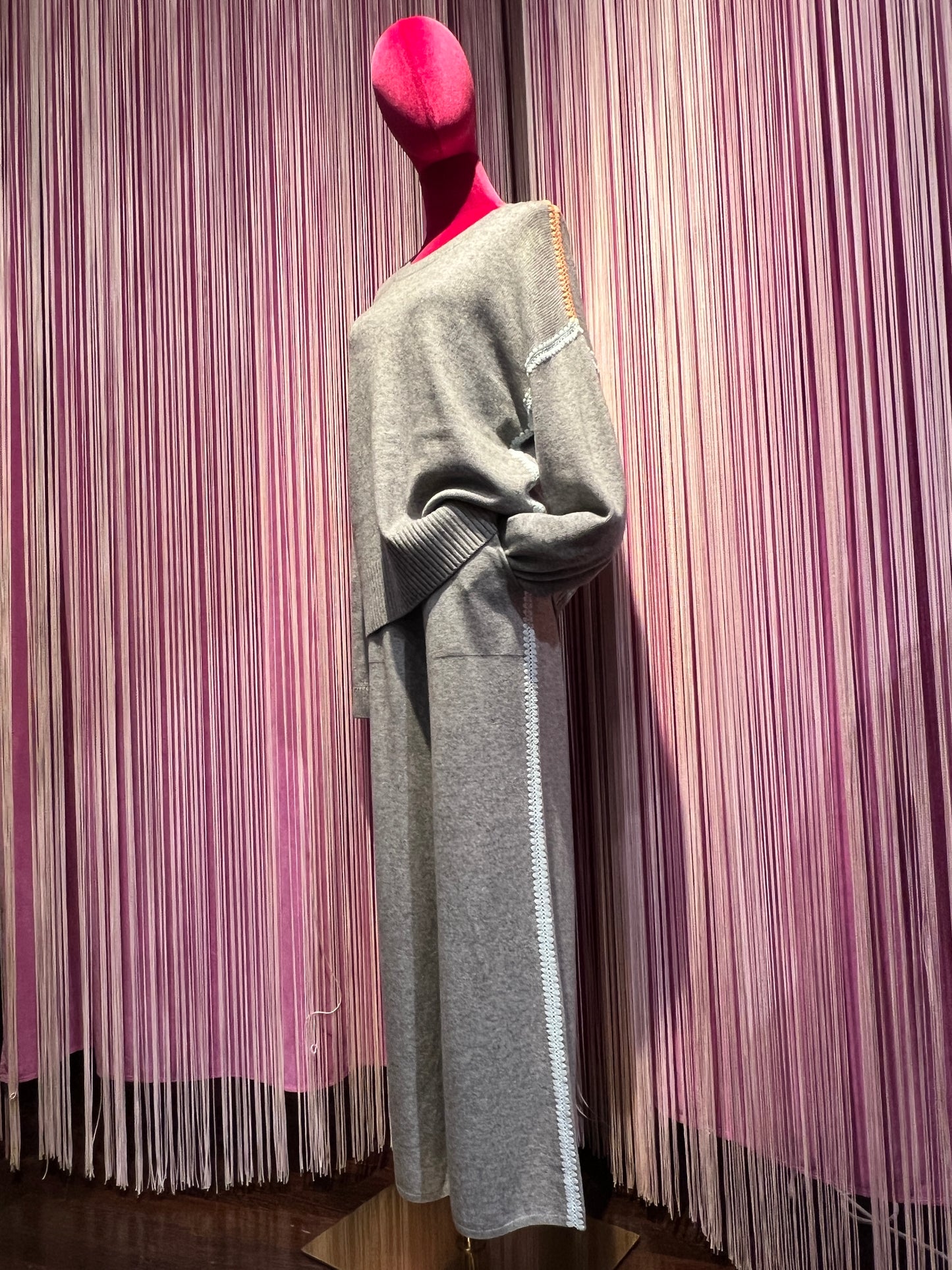 Sincere Paris completo maglia e pantalone grigio lana e cachemire con rifiniture colorate