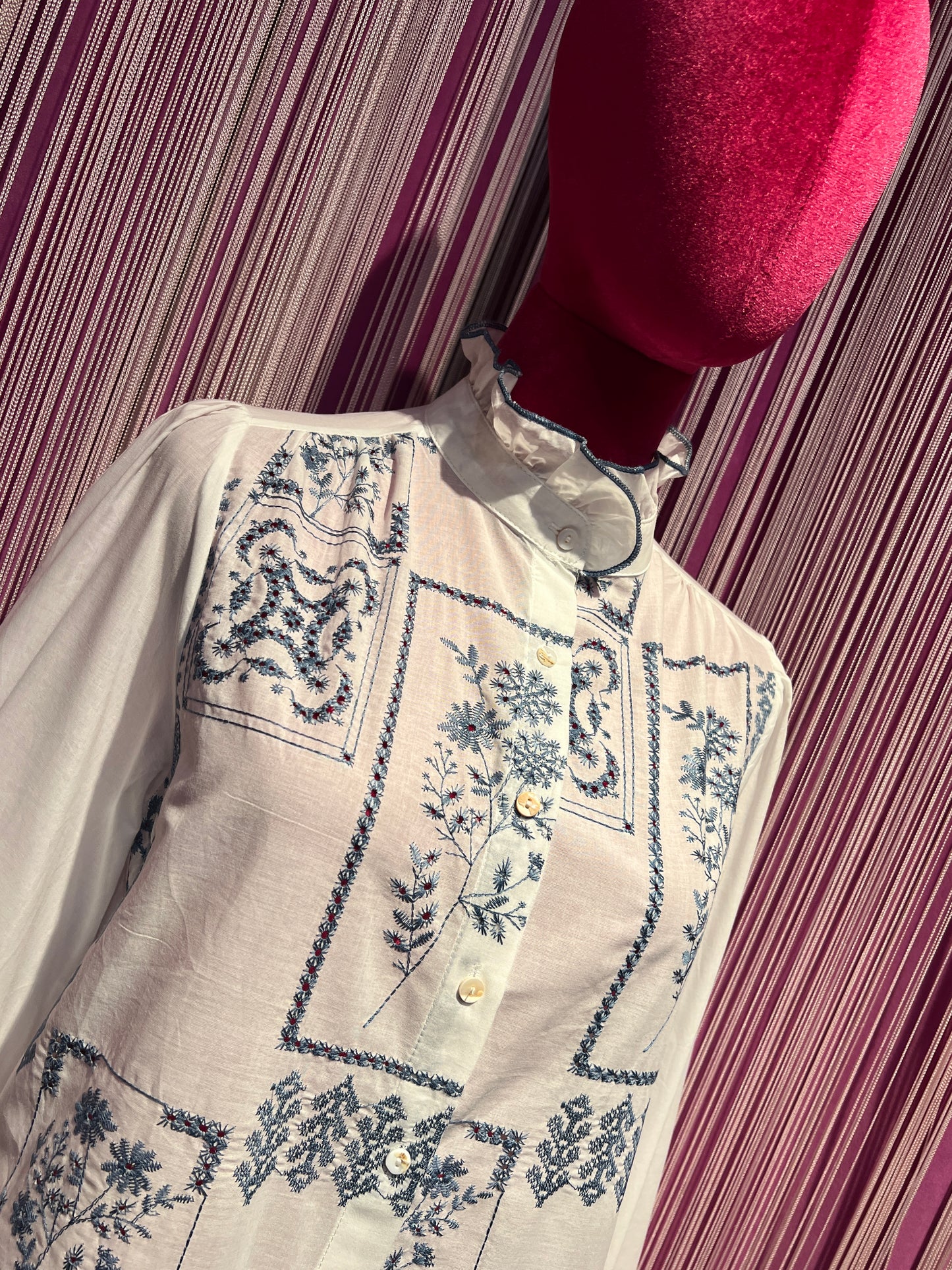 Mon amour Paris camicia di cotone bianca con ricami floreali azzurro collo alla coreana con volant