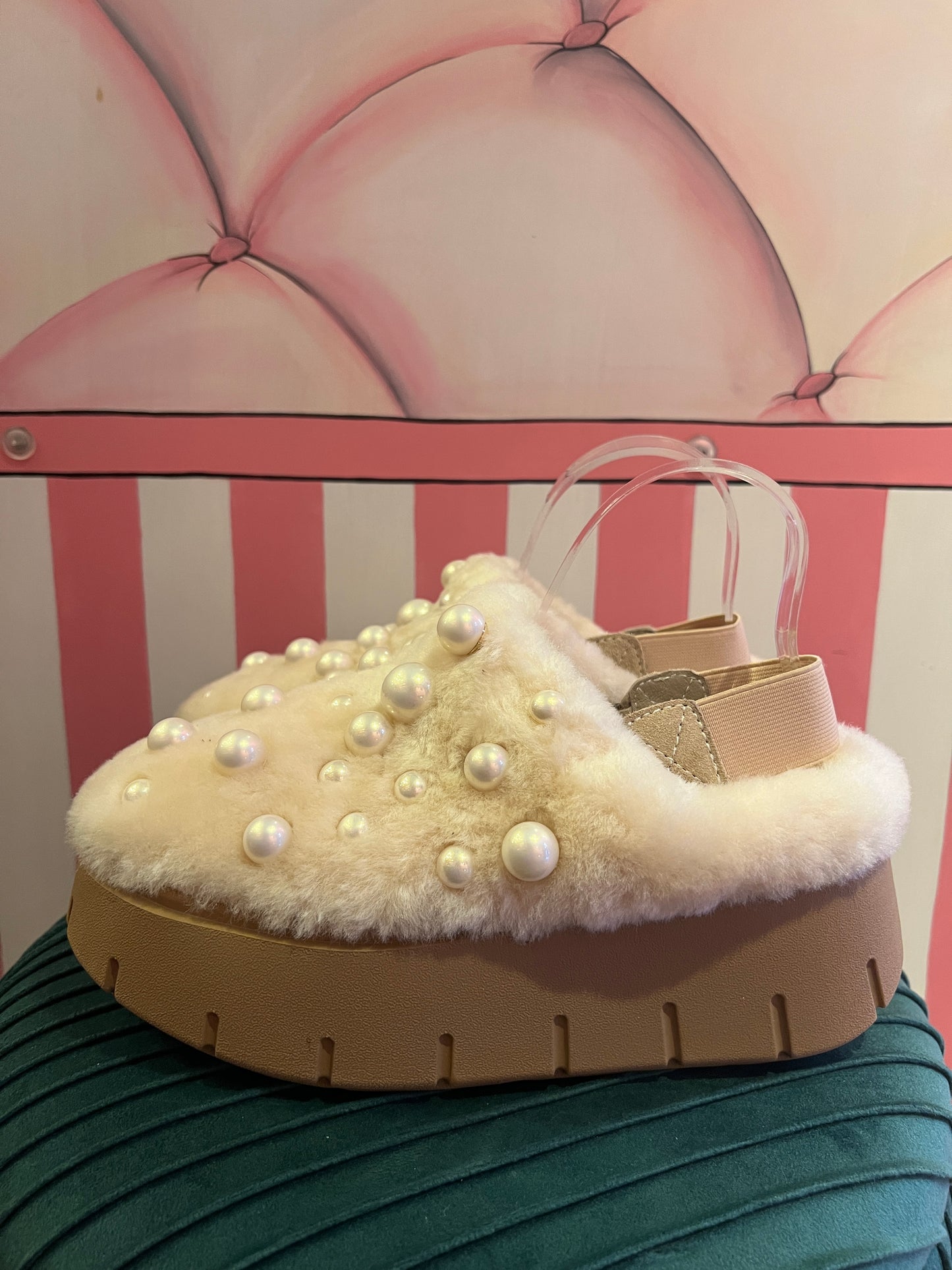 Nan -Ku Sabot in eco pelliccia con perle e cinturino elastico