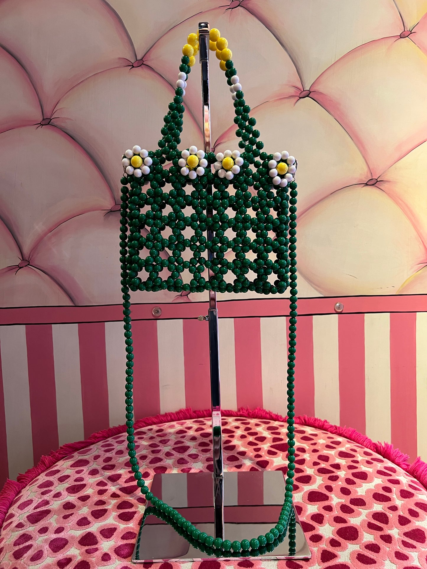 Borsa perle in resina verde con margherite bianche e gialle e tracolla