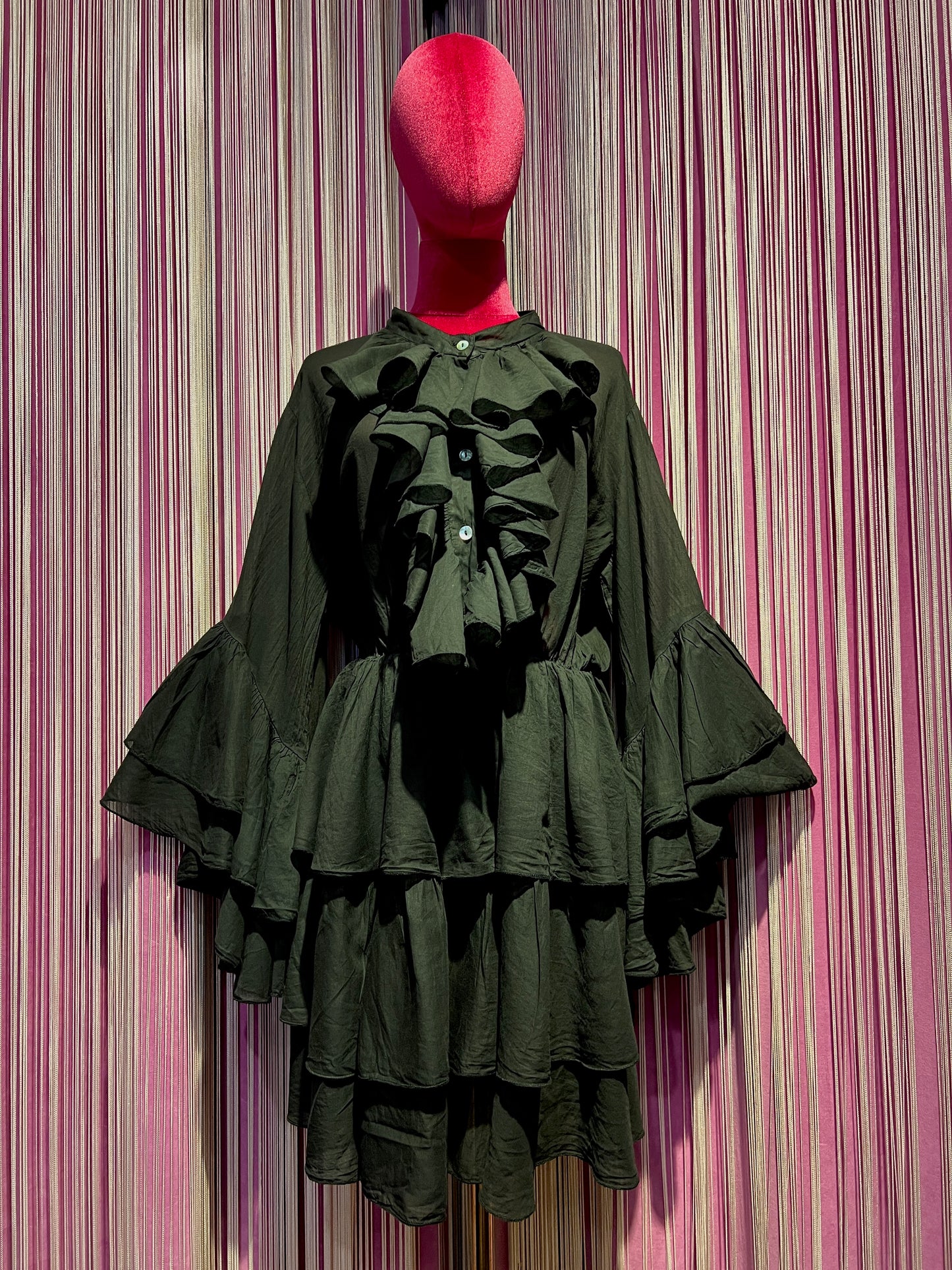 Love & roses abito nero con jabot , manica ampia e volant
