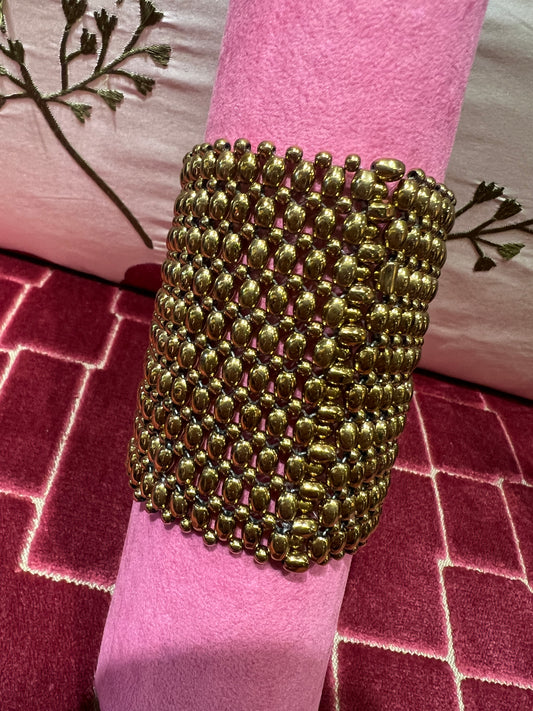 Manuela Ajo bracciale maglia metallica di perline colore oro con chiusura magnetica