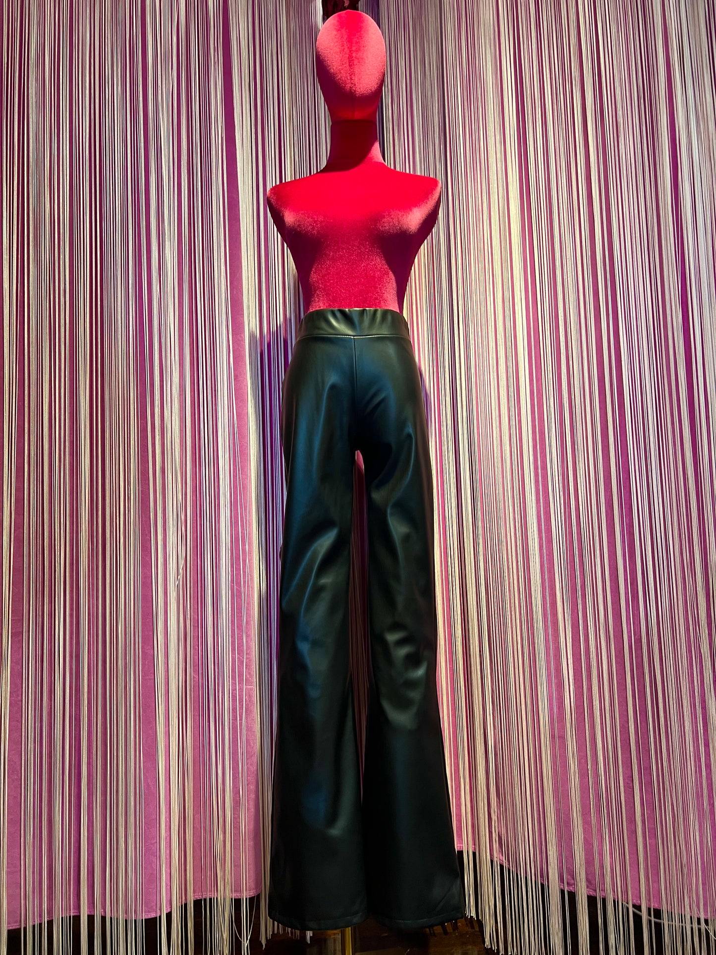 Mon amour Paris pantalone ecopelle con elastico a zampa