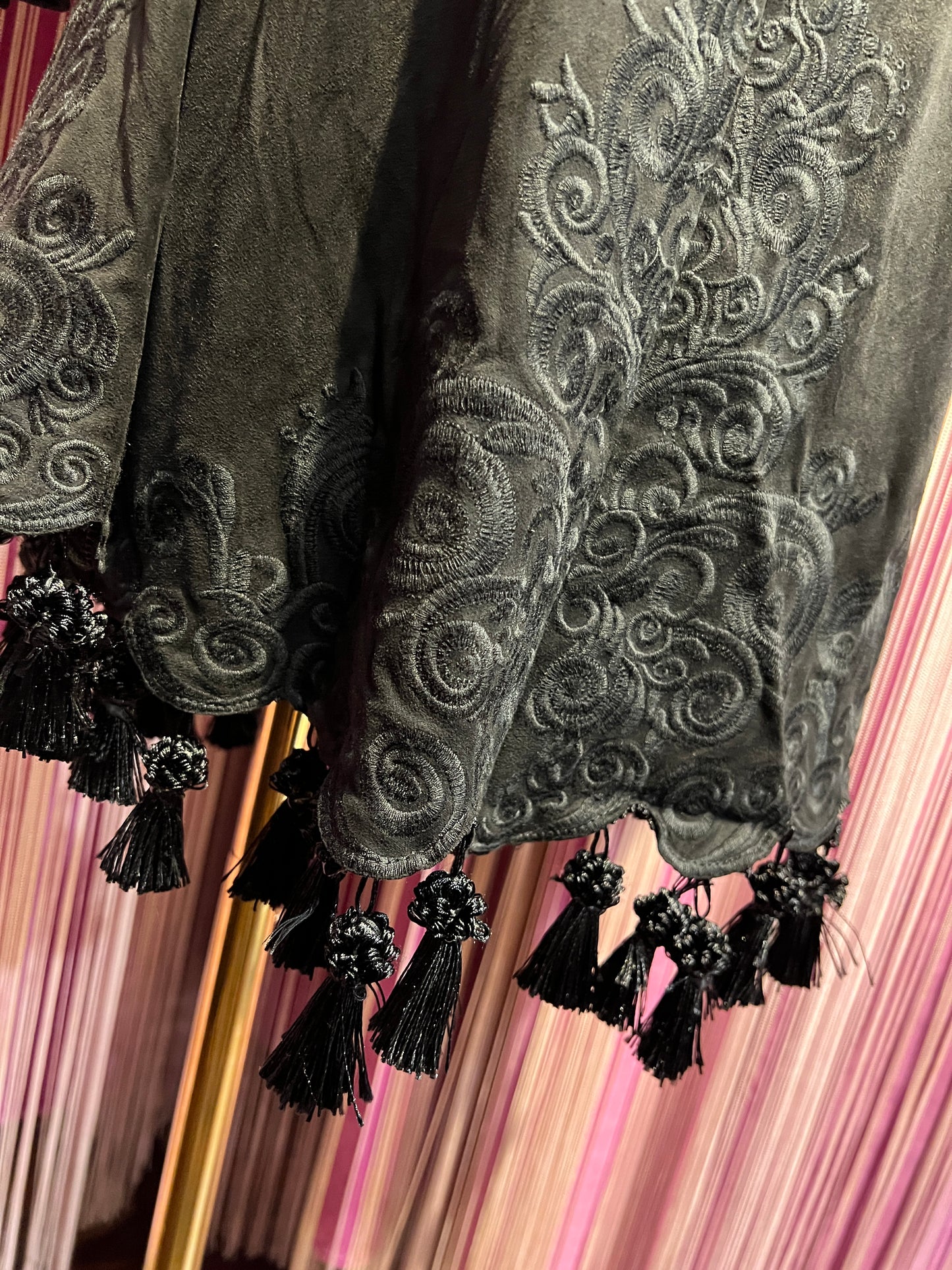 Amosa abito con bottoncini e nappine nero ecosuede
