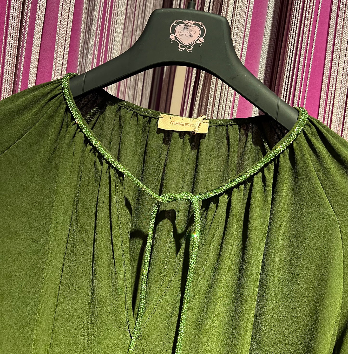 Maesta blusa georgette manica sbuffo verde militare con decorazione Swarovski collo