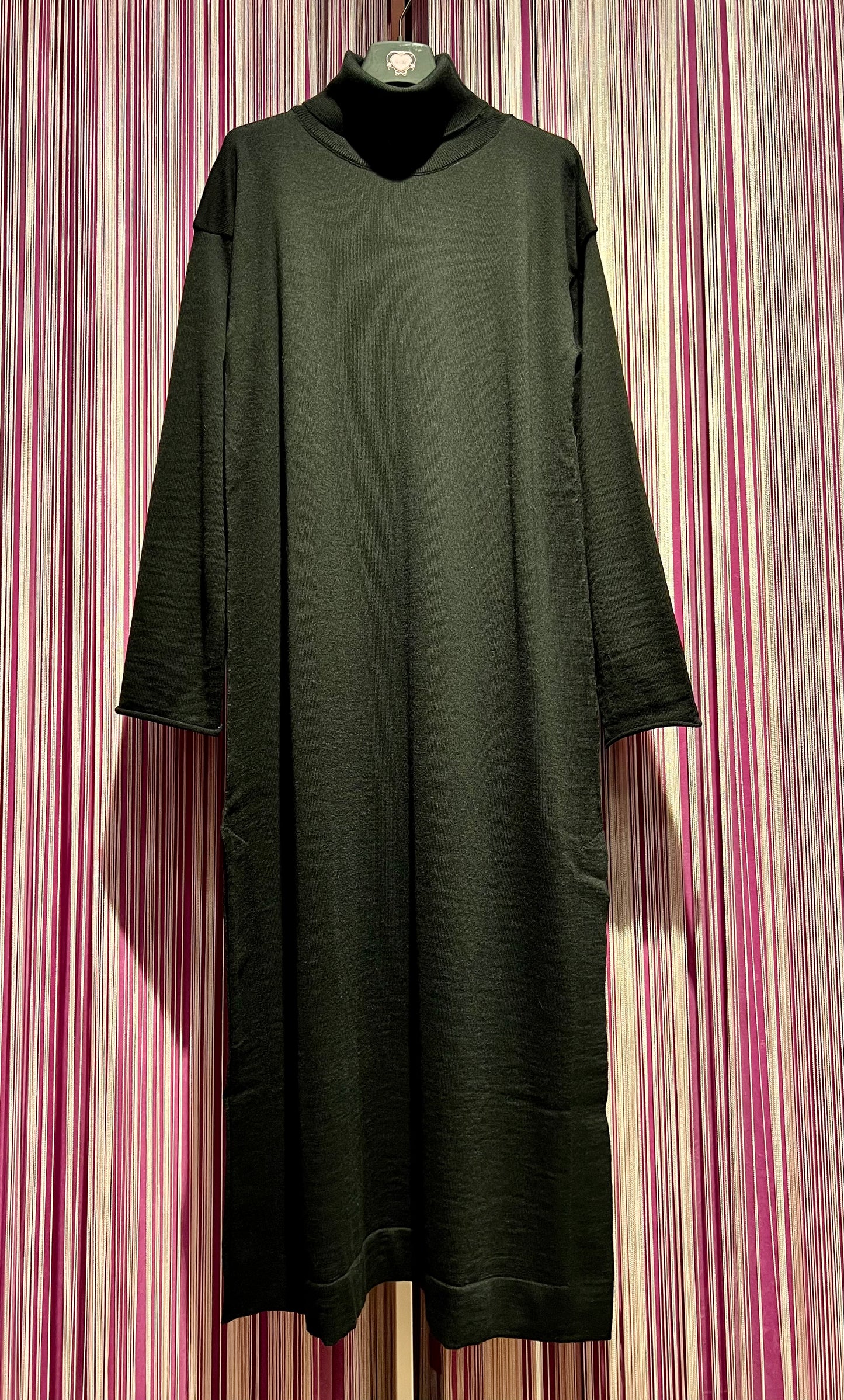 Open lab abito nero in maglia lungo collo alto vestibilita’ over spacchi laterali Alba