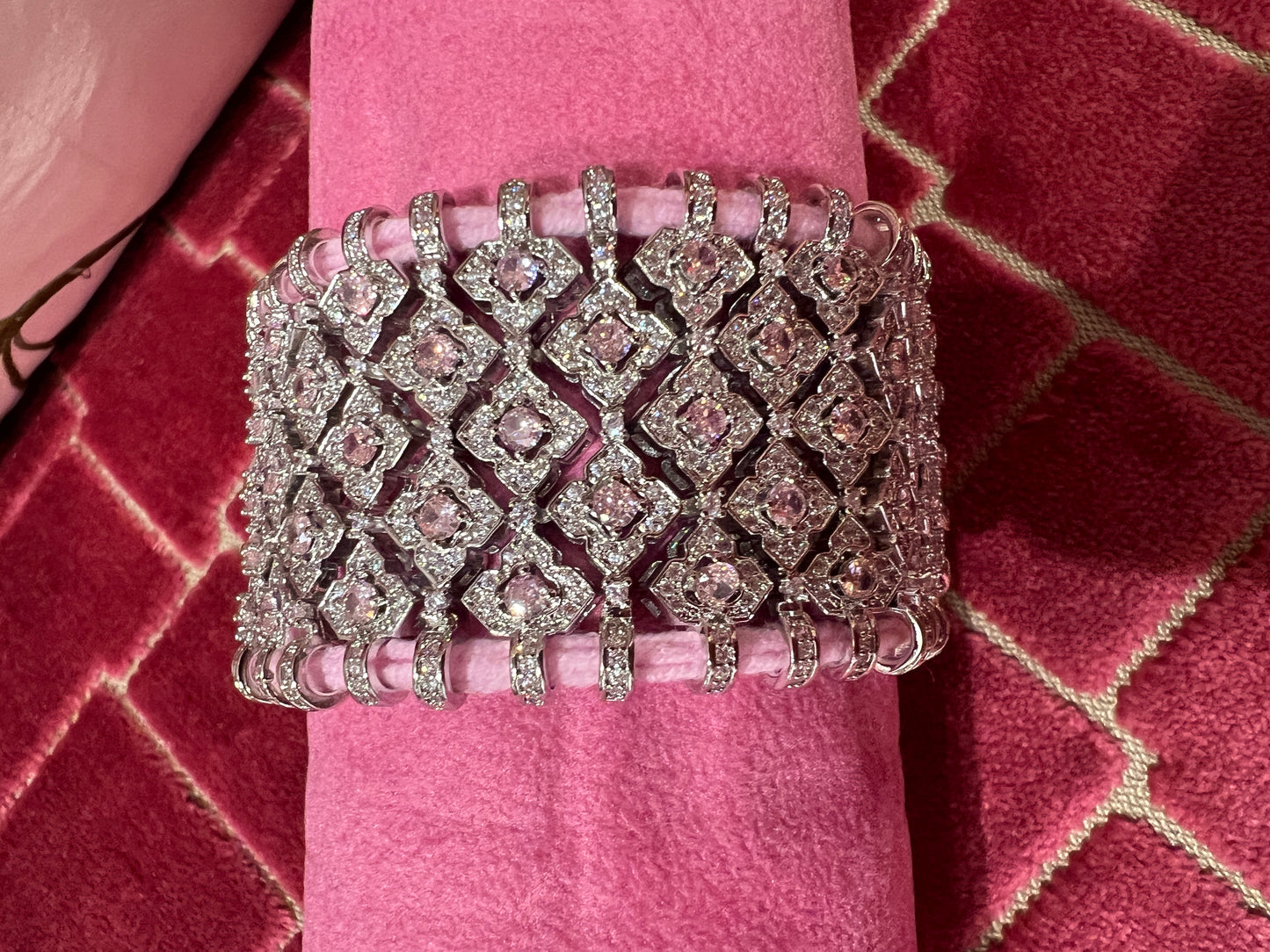 Bracciale regolabile  in pavé di cristalli montato su cordoncino rosa