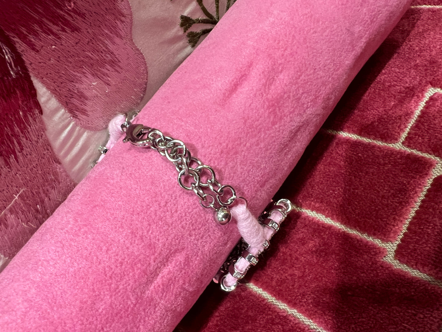 Bracciale regolabile  in pavé di cristalli montato su cordoncino rosa