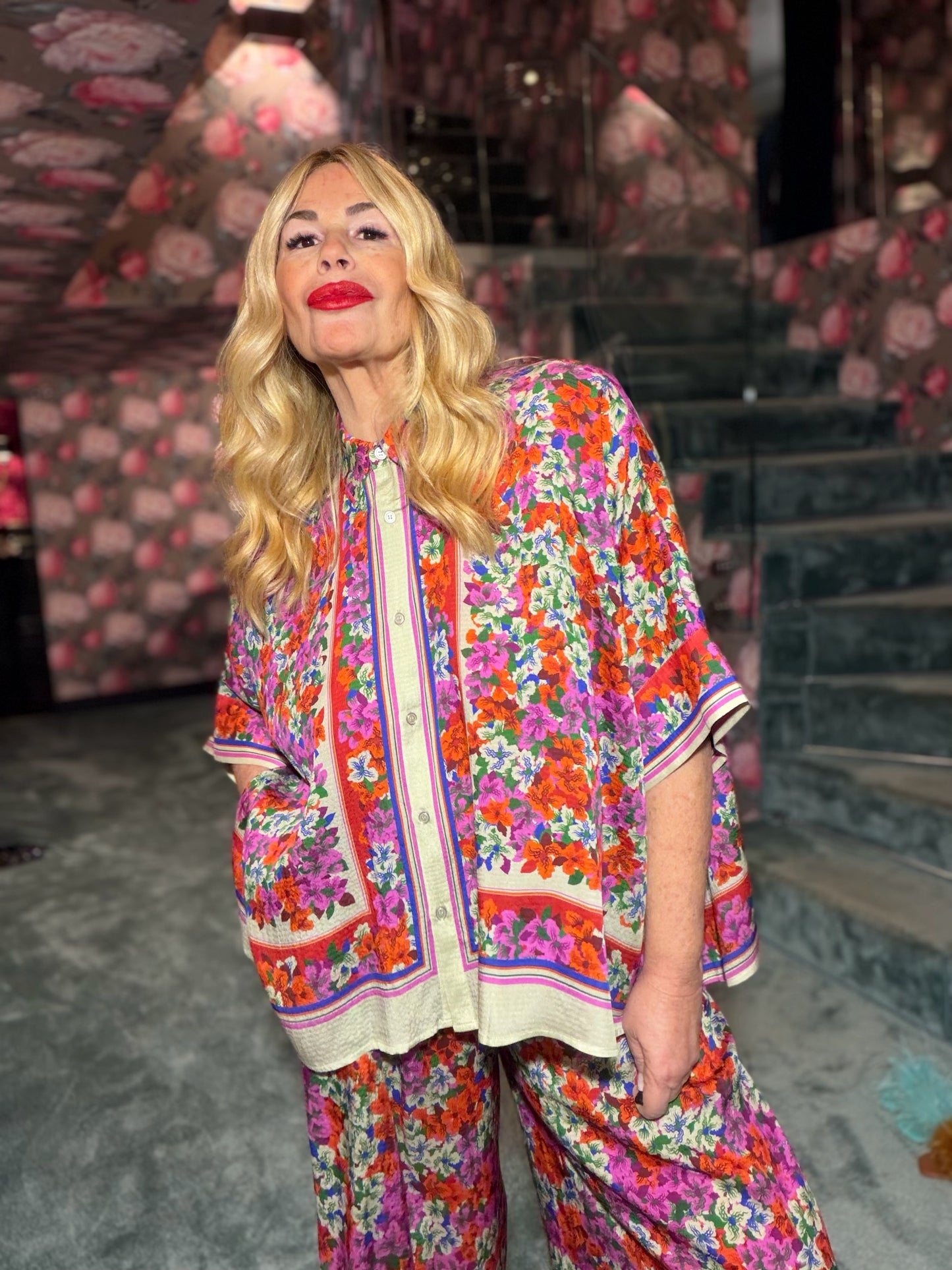Essentiel antwerp -40% dí sconto completo pantalone e camicia oversize in misto seta multicolore con stampa floreale