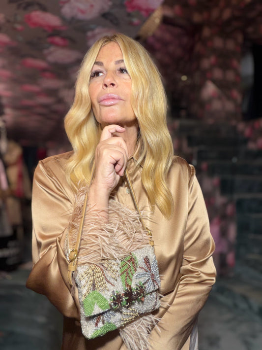 Clo’h camicia in seta caramello con piume e cristallo