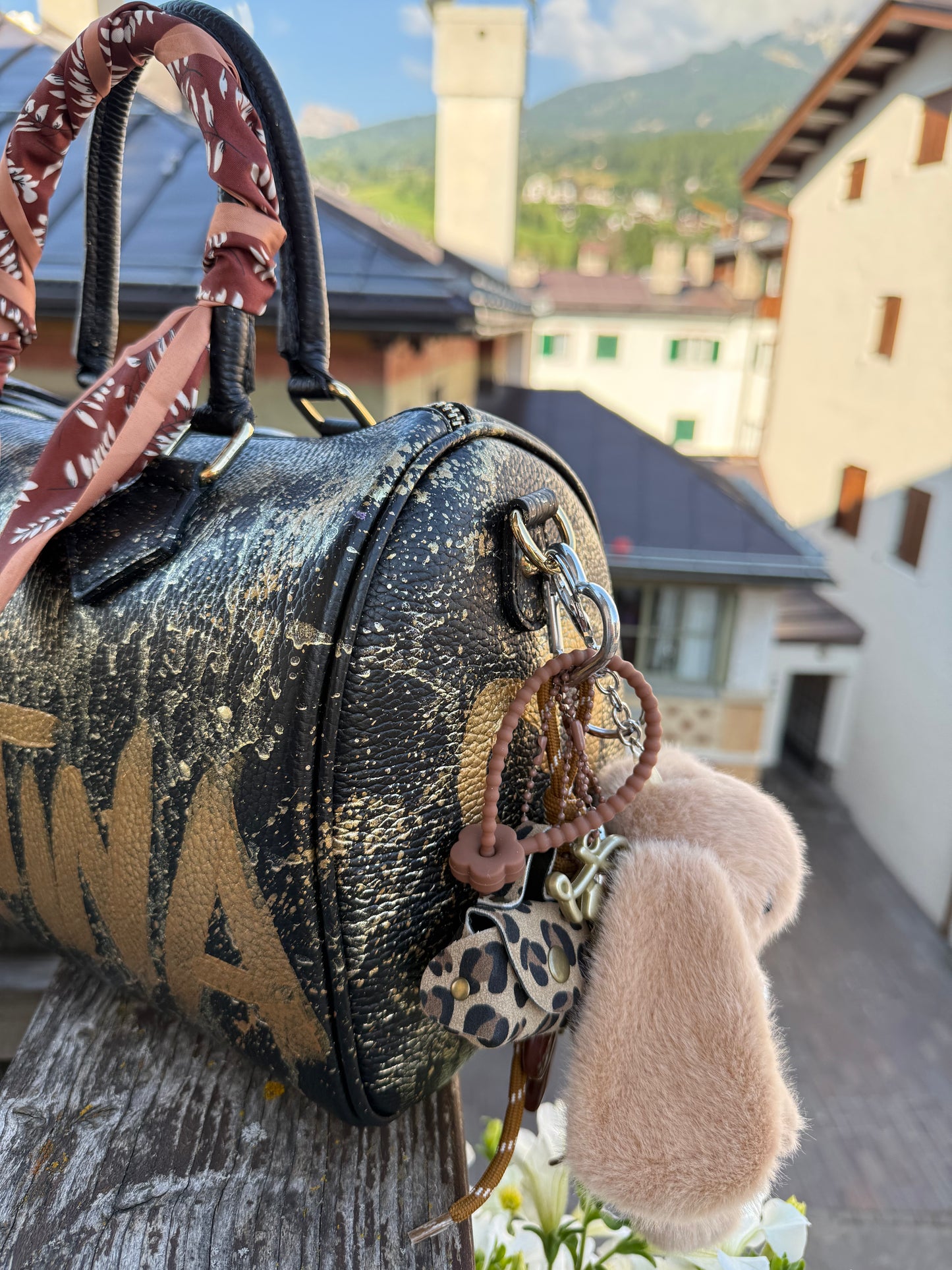 ABpink🩷 bauletto  pelle colore nero dipinto a mano