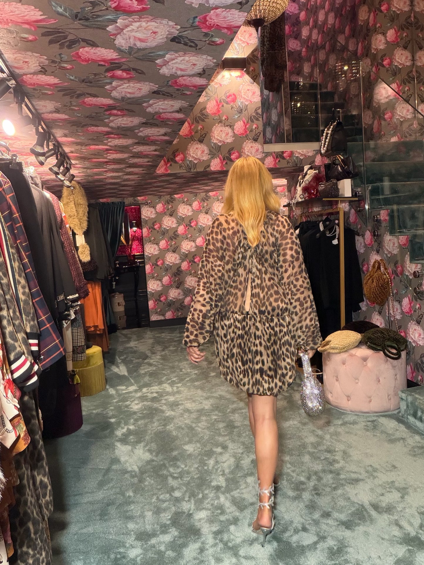 The room abito animalier a mezzo collo , vita elasticata e oblò schiena