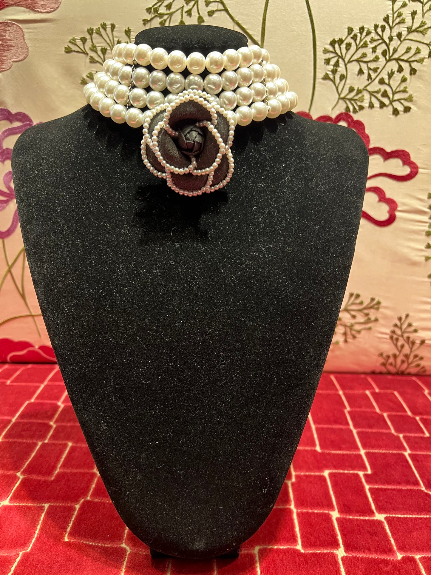 Collana choker perle gardenia nera con perline