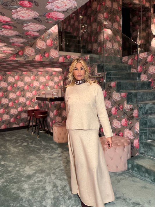 The room completo nocciola beige con decorazioni micro cristalli maglia e gonna lunga svasata con elastico in vita
