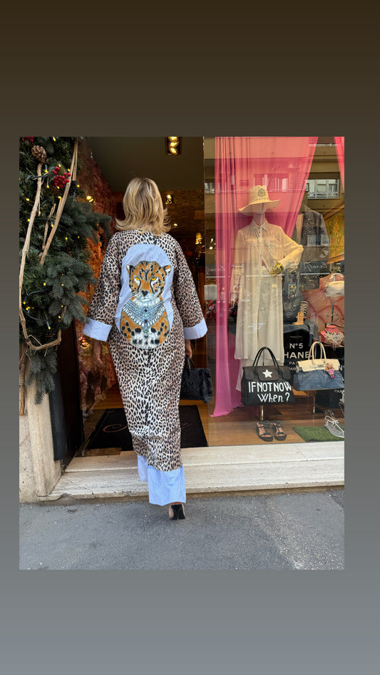 Front street completo kimono maculato con disegno tigre posteriore e pantalone  maculato elastico e laccetto in vita bordo righe celeste e bianco