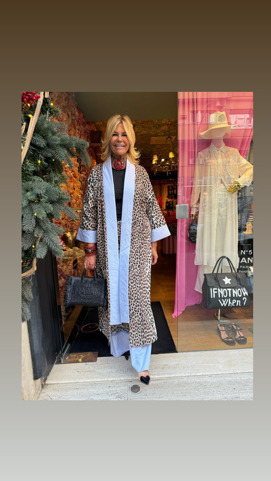 Front street completo kimono maculato con disegno tigre posteriore e pantalone  maculato elastico e laccetto in vita bordo righe celeste e bianco