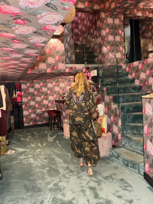 Mon amour Paris completo camouflage camicia manica corta con applicazione patch farfalla e pantalone con elastico in vita e in fondo banda laterale bianca
