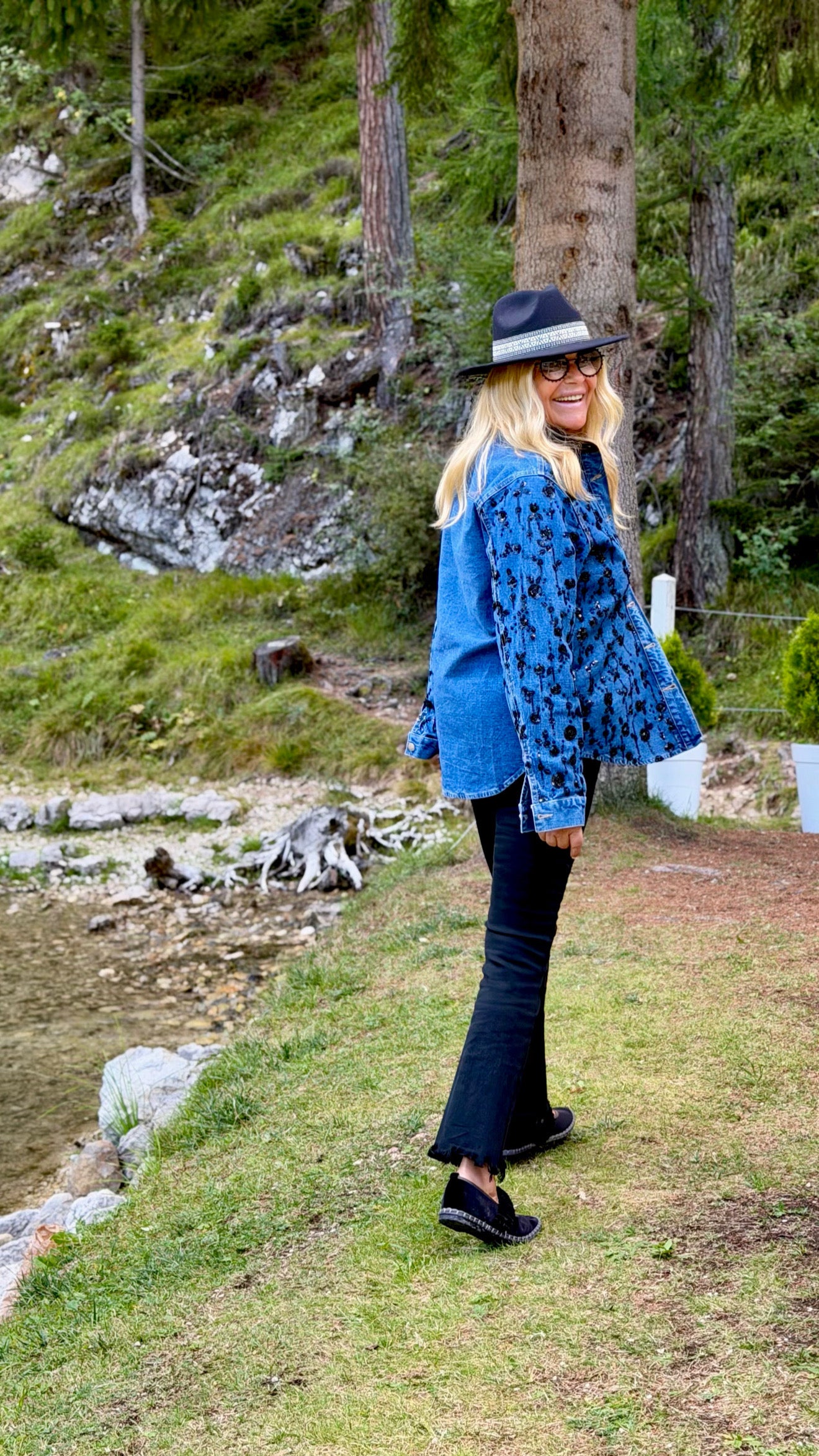 The room camicia jeans con ricami paillettes nere colletto velluto cioccolato
