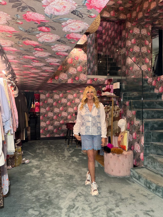 Mon amour Paris short in denim elasticizzato con fiori ricamati e orlo smerlato
