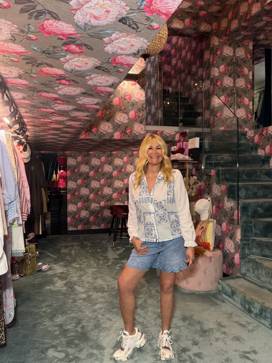 Mon amour Paris short in denim elasticizzato con fiori ricamati e orlo smerlato
