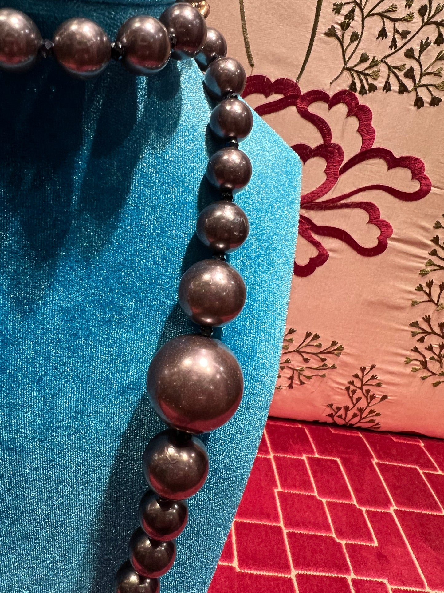 Collana perle lunga sfera cristalli grigio fumo