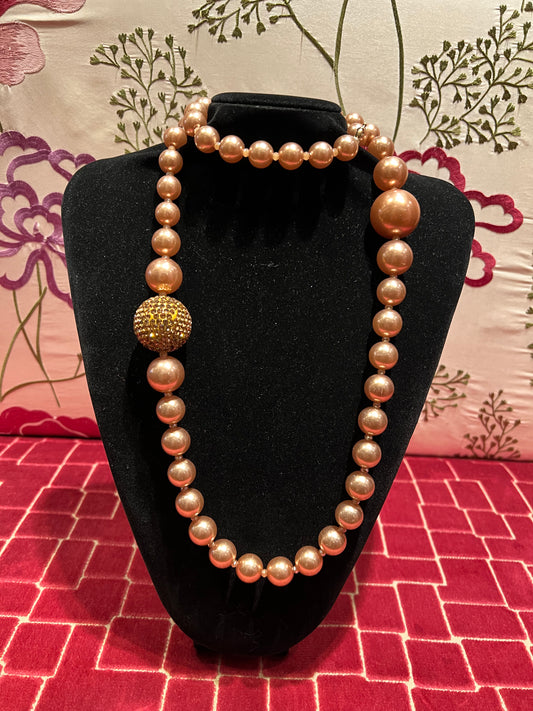 Collana perle lunga beige sfera cristalli oro