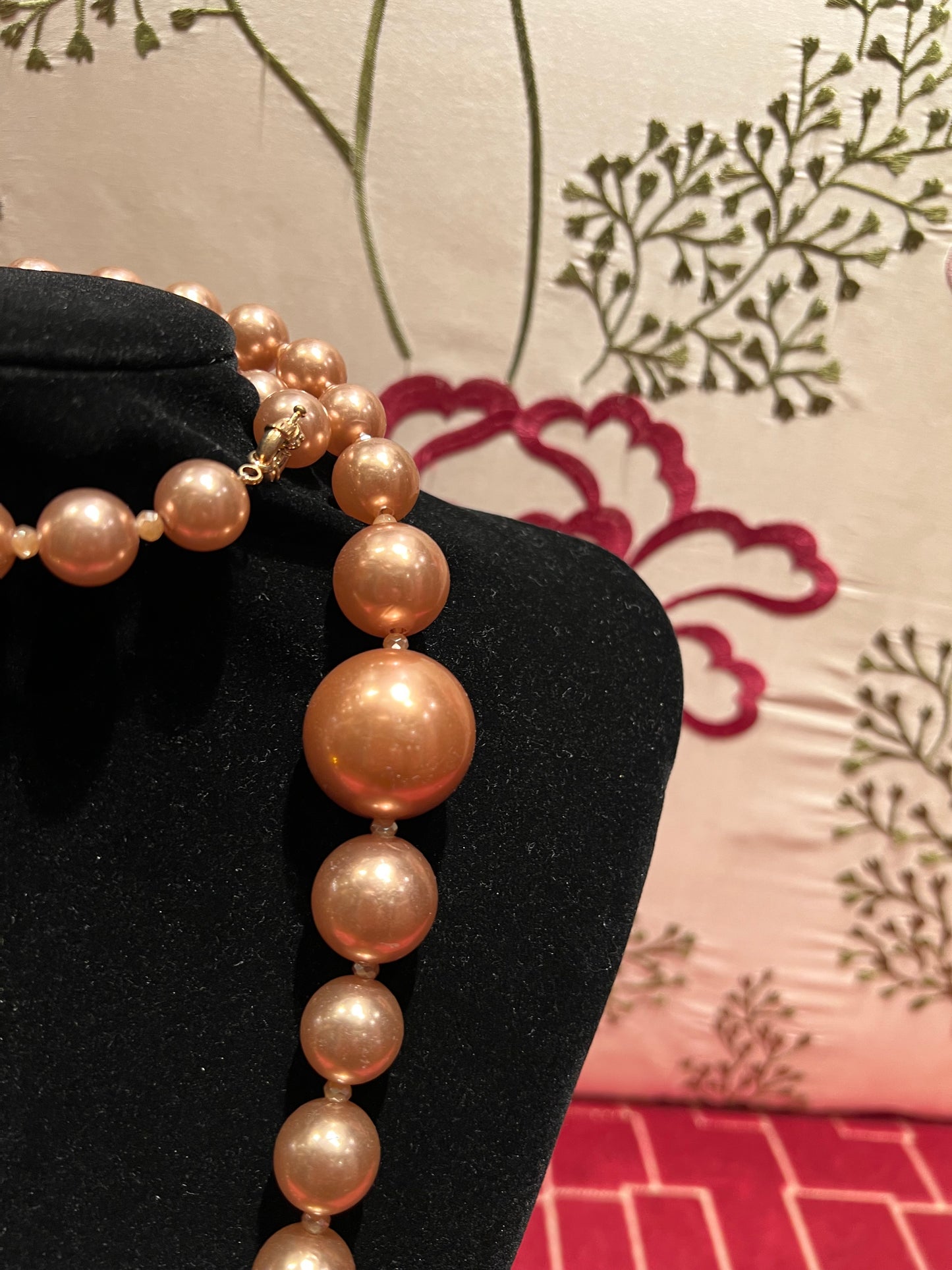 Collana perle lunga beige sfera cristalli oro