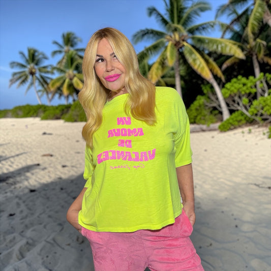Anouk t shirt di cotone giallo flou con scritta glitter “ Un amour de vacances Cap-Ferrant “ fucsia